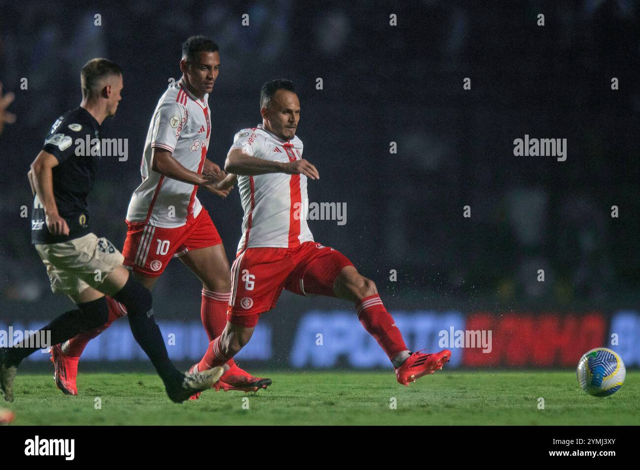 Rio de Janeiro, Brésil. 21 novembre 2024. Alan Patrick et René de l'Internacional, lors du match entre Vasco da Gama et l'Internacional, pour la Serie A 2024 brésilienne, au stade Sao Januario, à Rio de Janeiro, le 21 novembre. Photo : Max Peixoto/DiaEsportivo/Alamy Live News crédit : DiaEsportivo/Alamy Live News Banque D'Images