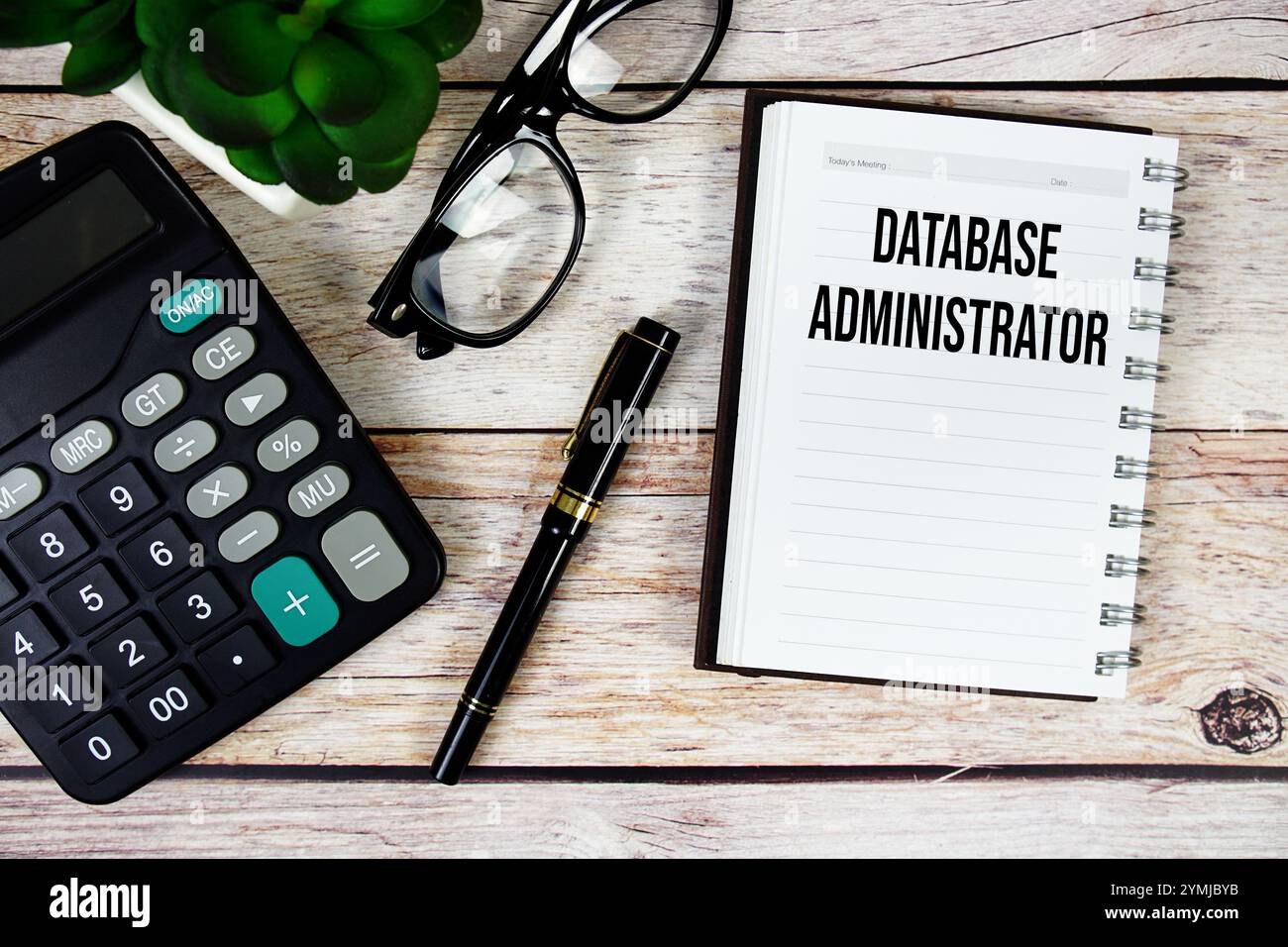 Texte administrateur de base de données (DBA) sur bloc-notes, contexte commercial et financier Banque D'Images