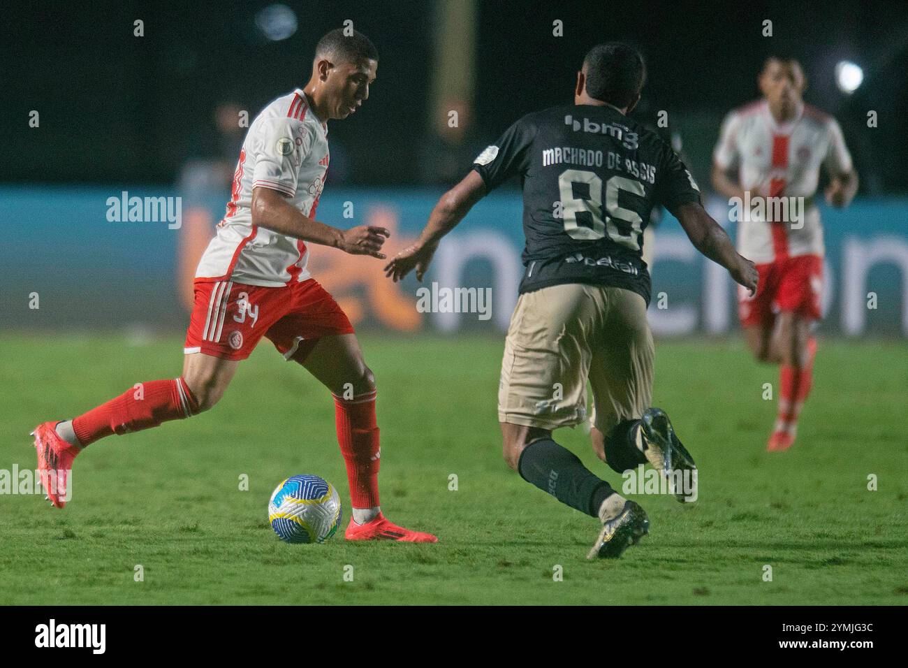 Rio de Janeiro, Brésil. 21 novembre 2024. Mateus Carvalho de Vasco da Gama se bat pour la possession avec Gabriel Carvalho de l'Internacional, lors du match entre Vasco da Gama et l'Internacional, pour la Serie A 2024 brésilienne, au stade Sao Januario, à Rio de Janeiro, le 21 novembre. Photo : Max Peixoto/DiaEsportivo/Alamy Live News crédit : DiaEsportivo/Alamy Live News Banque D'Images