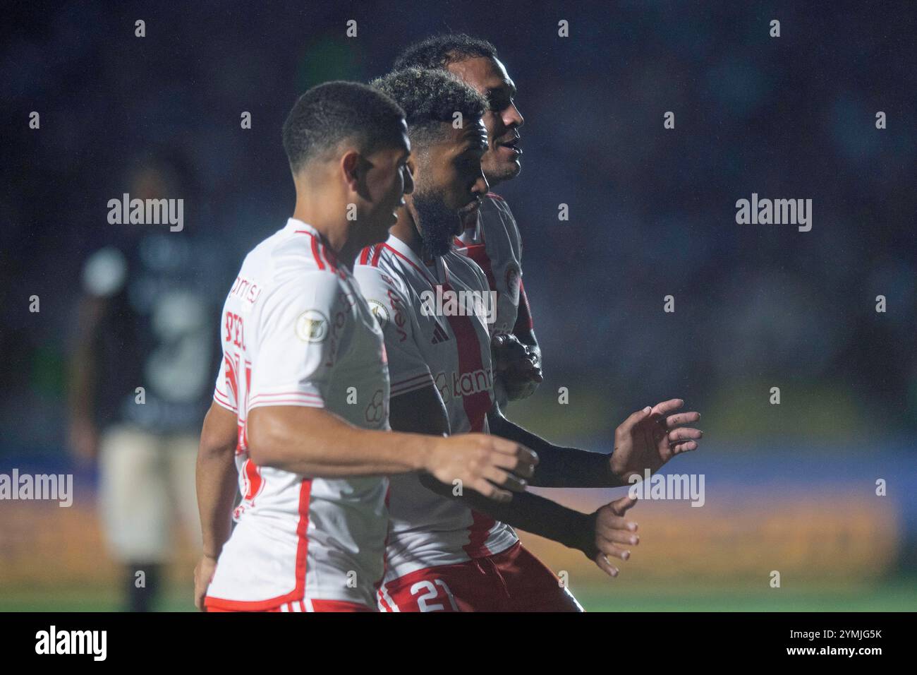 Rio de Janeiro, Brésil. 21 novembre 2024. Wesley de l'Internacional célèbre après avoir marqué le but de la victoire 1-0 avec Gabriel Carvalho et Alan Patrick lors du match entre Vasco da Gama et l'Internacional, pour la Serie A 2024 brésilienne, au stade Sao Januario, à Rio de Janeiro, le 21 novembre. Photo : Max Peixoto/DiaEsportivo/Alamy Live News crédit : DiaEsportivo/Alamy Live News Banque D'Images