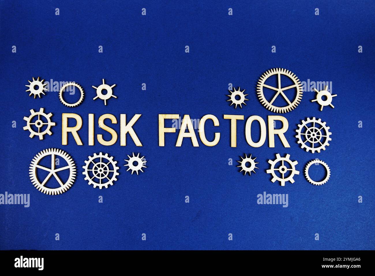 Lettres de l'alphabet de facteur de risque avec élément Gears sur fond bleu marine Banque D'Images
