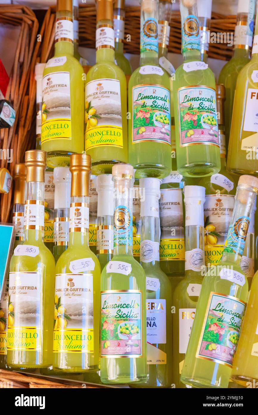 Bouteilles de liqueur limoncello en vente, Taormina, Sicile, Italie Banque D'Images