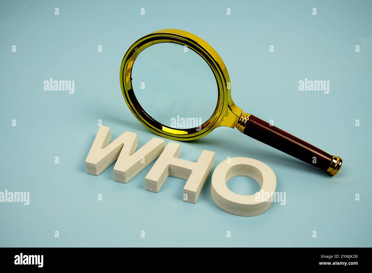 QUI ? mot avec loupe sur fond bleu Banque D'Images