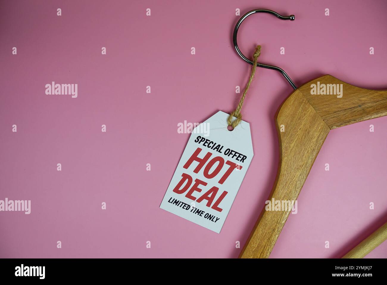 Hot Deal sur l'étiquette de prix avec cintre de vêtements en bois vue de dessus sur fond rose Banque D'Images