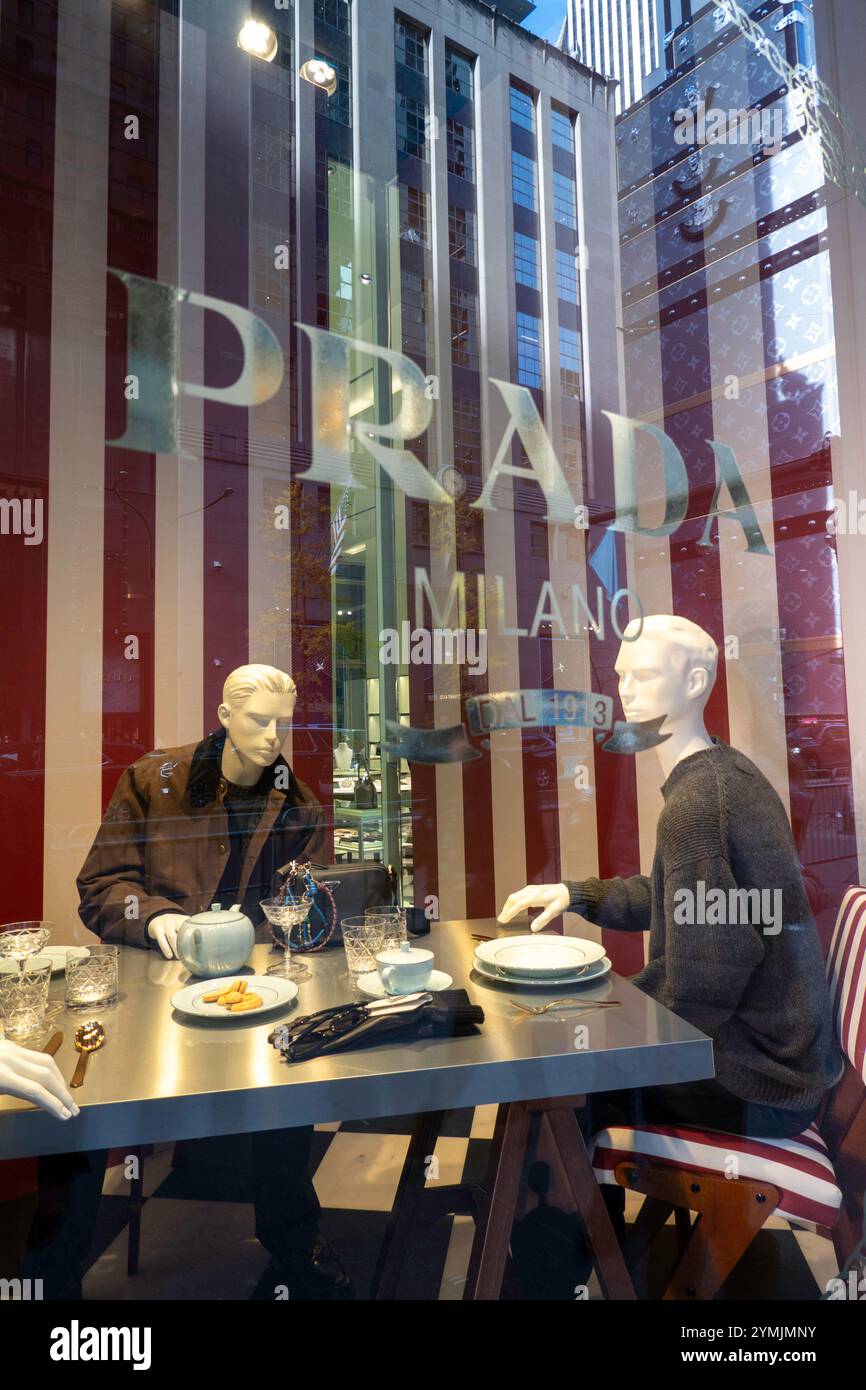 Prada est un magasin de vêtements de luxe situé sur Fifth Ave., 2024, New York City, États-Unis Banque D'Images