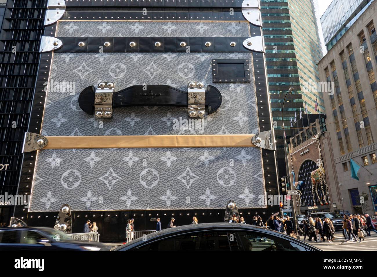 Le magasin phare Louis Vuitton Fifth Avenue est recouvert d’échafaudages qui ressemblent à ses bagages emblématiques lors de la rénovation, 2024, New York City, USA Banque D'Images