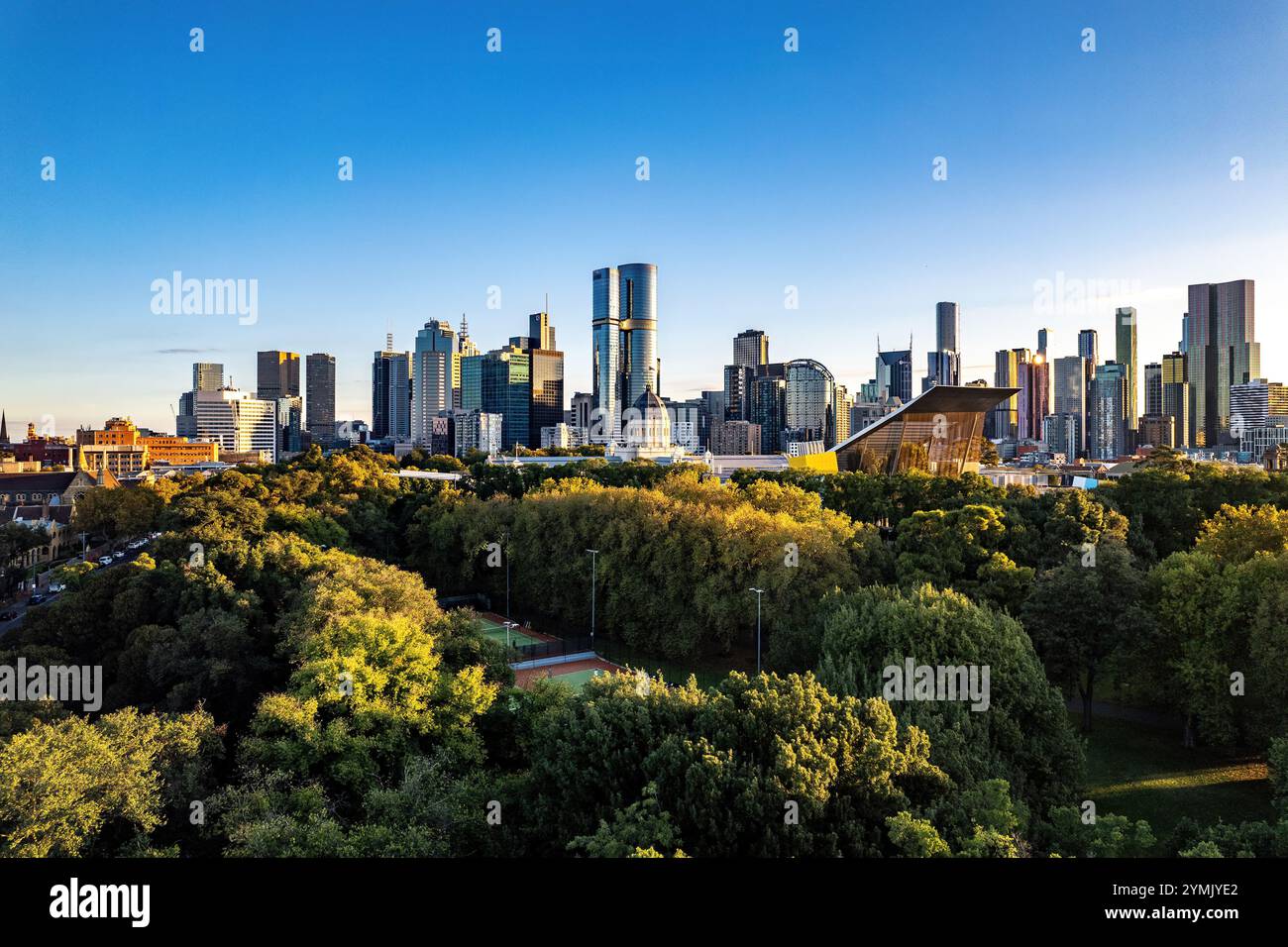 Vue aérienne des gratte-ciel de Melbourne et des jardins Carlton avec le musée de Melbourne et le Royal Exhibition Building au premier plan. Banque D'Images