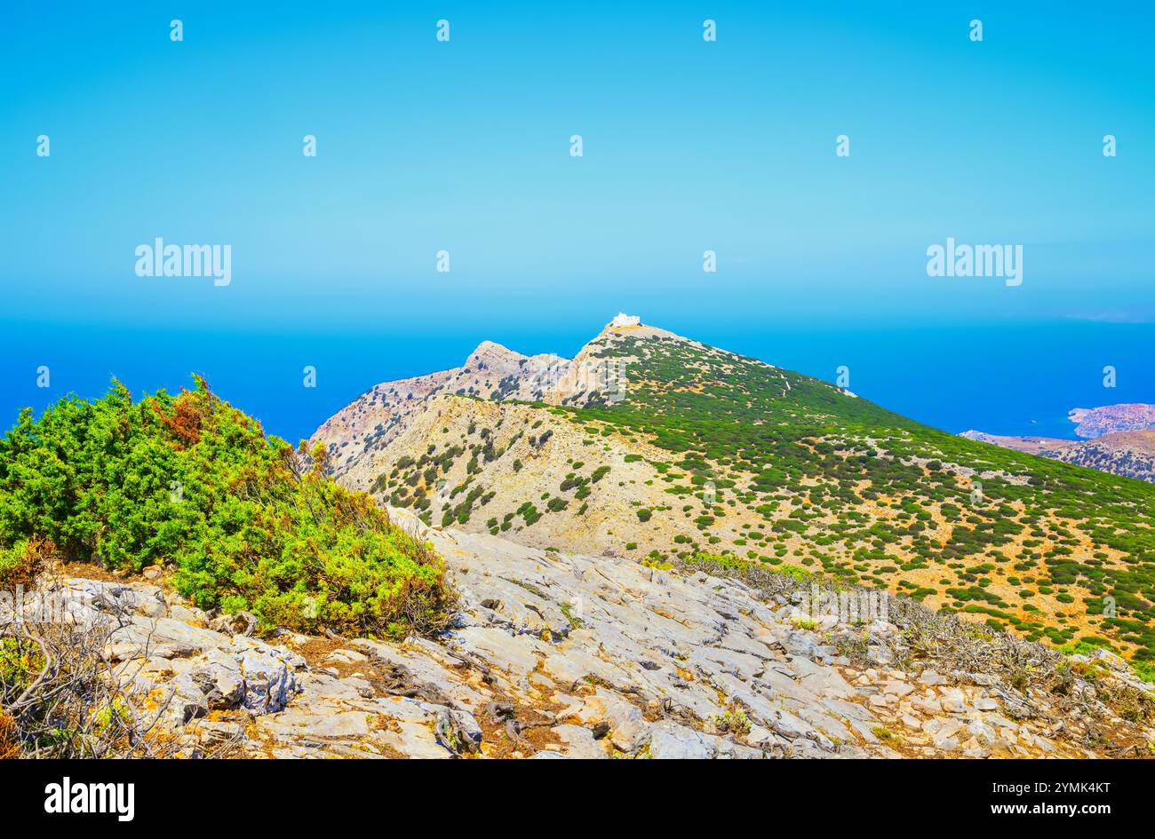 Vue du monastère du prophète Elias perché sur le sommet de la côte nord de l'île de Sifnos, île de Sifnos, îles Cyclades, Grèce Banque D'Images