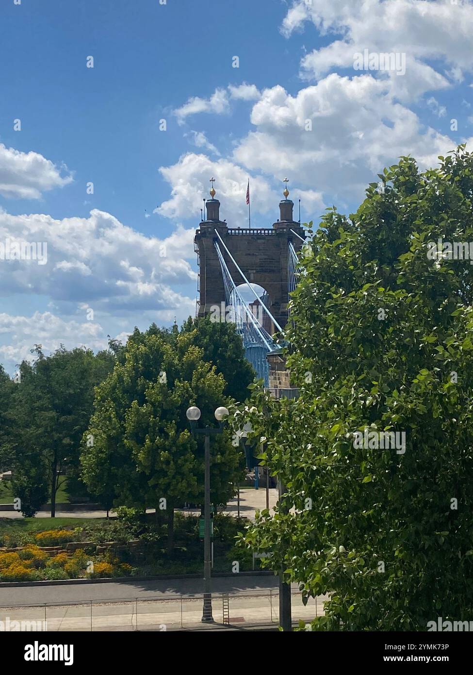 Le pont suspendu John A. Roebling enjambe la rivière Ohio entre Cincinnati, OH et Kentucky du côté du Kentucky Banque D'Images