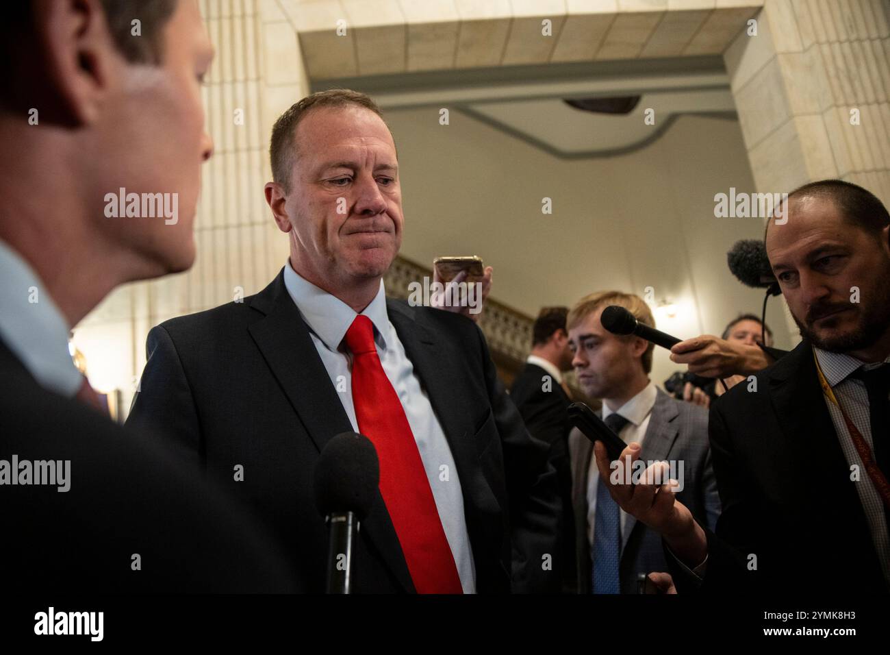 Washington, États-Unis d'Amérique. 21 novembre 2024. Le sénateur américain Eric Schmitt (républicain du Missouri) s’adresse à la presse devant le bureau du Sénat américain du vice-président élu JD Vance le jeudi 21 novembre 2024. Il explique comment il croit qu'il n'est pas apte à dire si les allégations contre Gaetz sont vraies ou non, et il fait confiance au système de justice. Crédit : Mattie Neretin/CNP/Sipa USA crédit : Sipa USA/Alamy Live News Banque D'Images