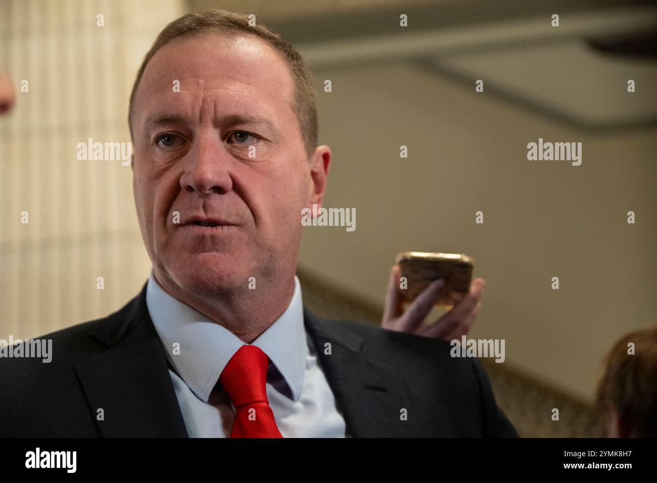 Washington, États-Unis d'Amérique. 21 novembre 2024. Le sénateur américain Eric Schmitt (républicain du Missouri) s’adresse à la presse devant le bureau du Sénat américain du vice-président élu JD Vance le jeudi 21 novembre 2024. Il explique comment il croit qu'il n'est pas apte à dire si les allégations contre Gaetz sont vraies ou non, et il fait confiance au système de justice. Crédit : Mattie Neretin/CNP/Sipa USA crédit : Sipa USA/Alamy Live News Banque D'Images