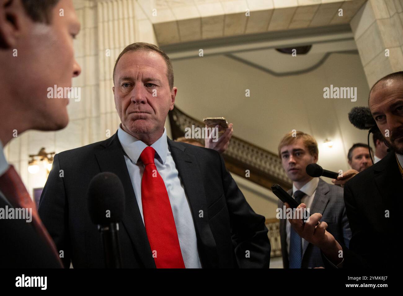 Washington, États-Unis d'Amérique. 21 novembre 2024. Le sénateur américain Eric Schmitt (républicain du Missouri) s’adresse à la presse devant le bureau du Sénat américain du vice-président élu JD Vance le jeudi 21 novembre 2024. Il explique comment il croit qu'il n'est pas apte à dire si les allégations contre Gaetz sont vraies ou non, et il fait confiance au système de justice. Crédit : Mattie Neretin/CNP/Sipa USA crédit : Sipa USA/Alamy Live News Banque D'Images