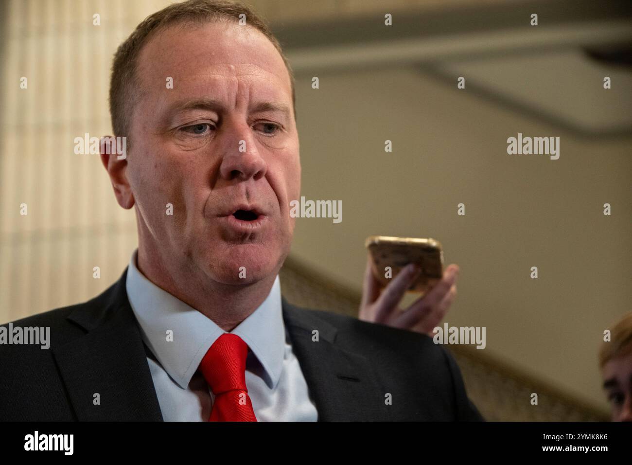 Washington, États-Unis d'Amérique. 21 novembre 2024. Le sénateur américain Eric Schmitt (républicain du Missouri) s’adresse à la presse devant le bureau du Sénat américain du vice-président élu JD Vance le jeudi 21 novembre 2024. Il explique comment il croit qu'il n'est pas apte à dire si les allégations contre Gaetz sont vraies ou non, et il fait confiance au système de justice. Crédit : Mattie Neretin/CNP/Sipa USA crédit : Sipa USA/Alamy Live News Banque D'Images