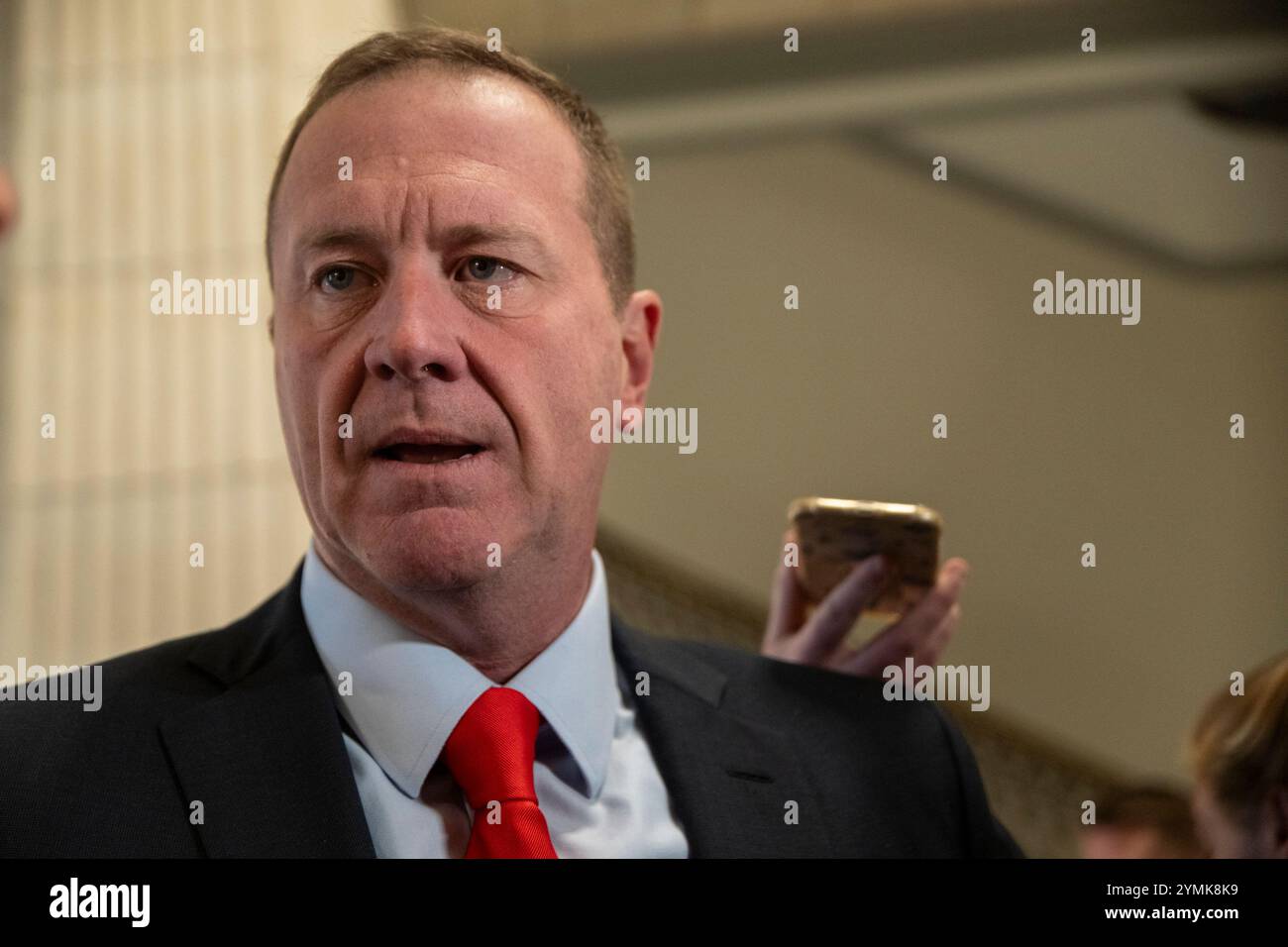 Washington, États-Unis d'Amérique. 21 novembre 2024. Le sénateur américain Eric Schmitt (républicain du Missouri) s’adresse à la presse devant le bureau du Sénat américain du vice-président élu JD Vance le jeudi 21 novembre 2024. Il explique comment il croit qu'il n'est pas apte à dire si les allégations contre Gaetz sont vraies ou non, et il fait confiance au système de justice. Crédit : Mattie Neretin/CNP/Sipa USA crédit : Sipa USA/Alamy Live News Banque D'Images