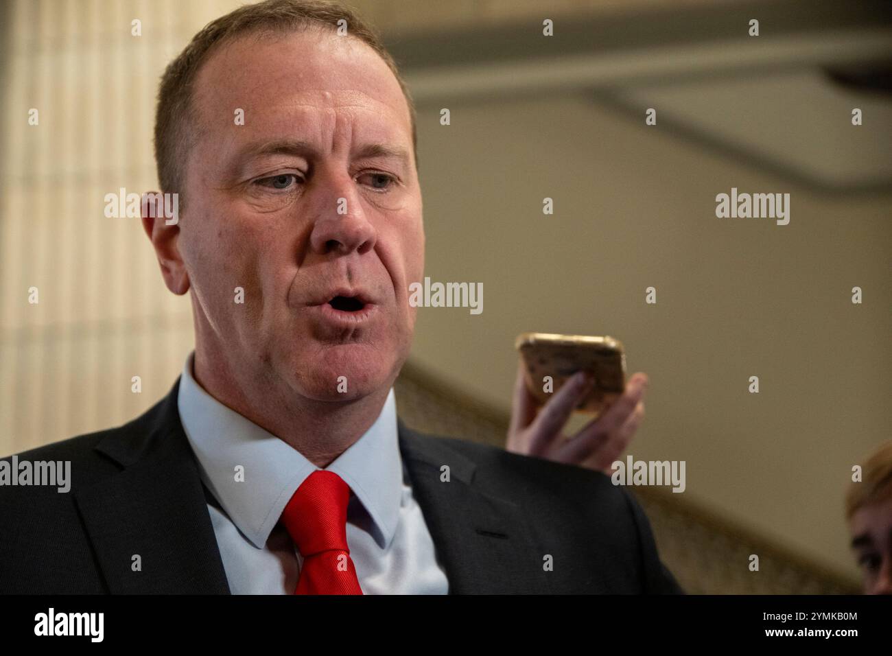 Le sénateur américain Eric Schmitt (républicain du Missouri) s’adresse à la presse devant le bureau du Sénat américain du vice-président élu JD Vance le jeudi 21 novembre 2024. Il explique comment il croit qu'il n'est pas apte à dire si les allégations contre Gaetz sont vraies ou non, et il fait confiance au système de justice. Crédit : Mattie Neretin/CNP Banque D'Images