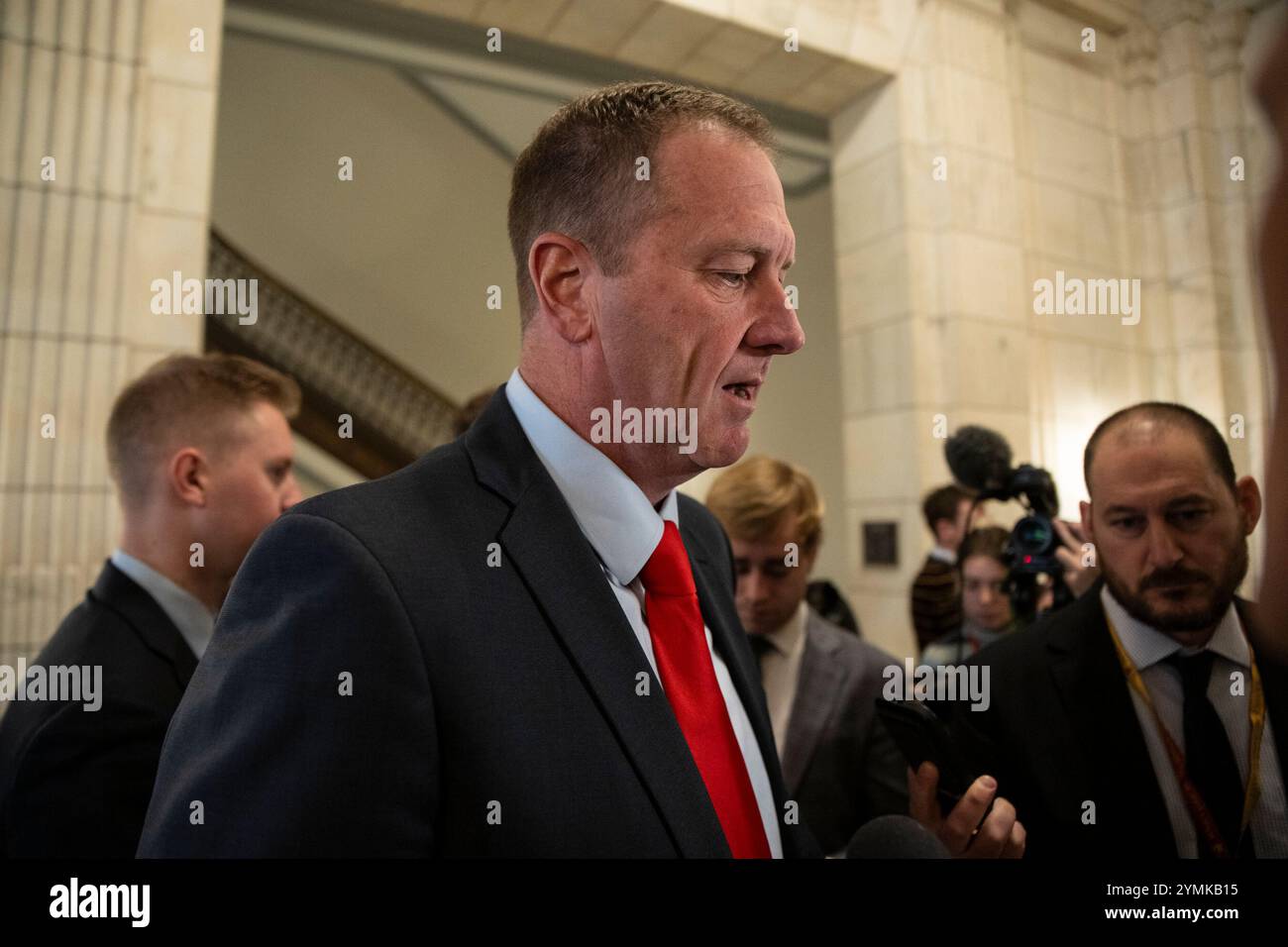 Le sénateur américain Eric Schmitt (républicain du Missouri) s’adresse à la presse devant le bureau du Sénat américain du vice-président élu JD Vance le jeudi 21 novembre 2024. Il explique comment il croit qu'il n'est pas apte à dire si les allégations contre Gaetz sont vraies ou non, et il fait confiance au système de justice. Crédit : Mattie Neretin/CNP Banque D'Images