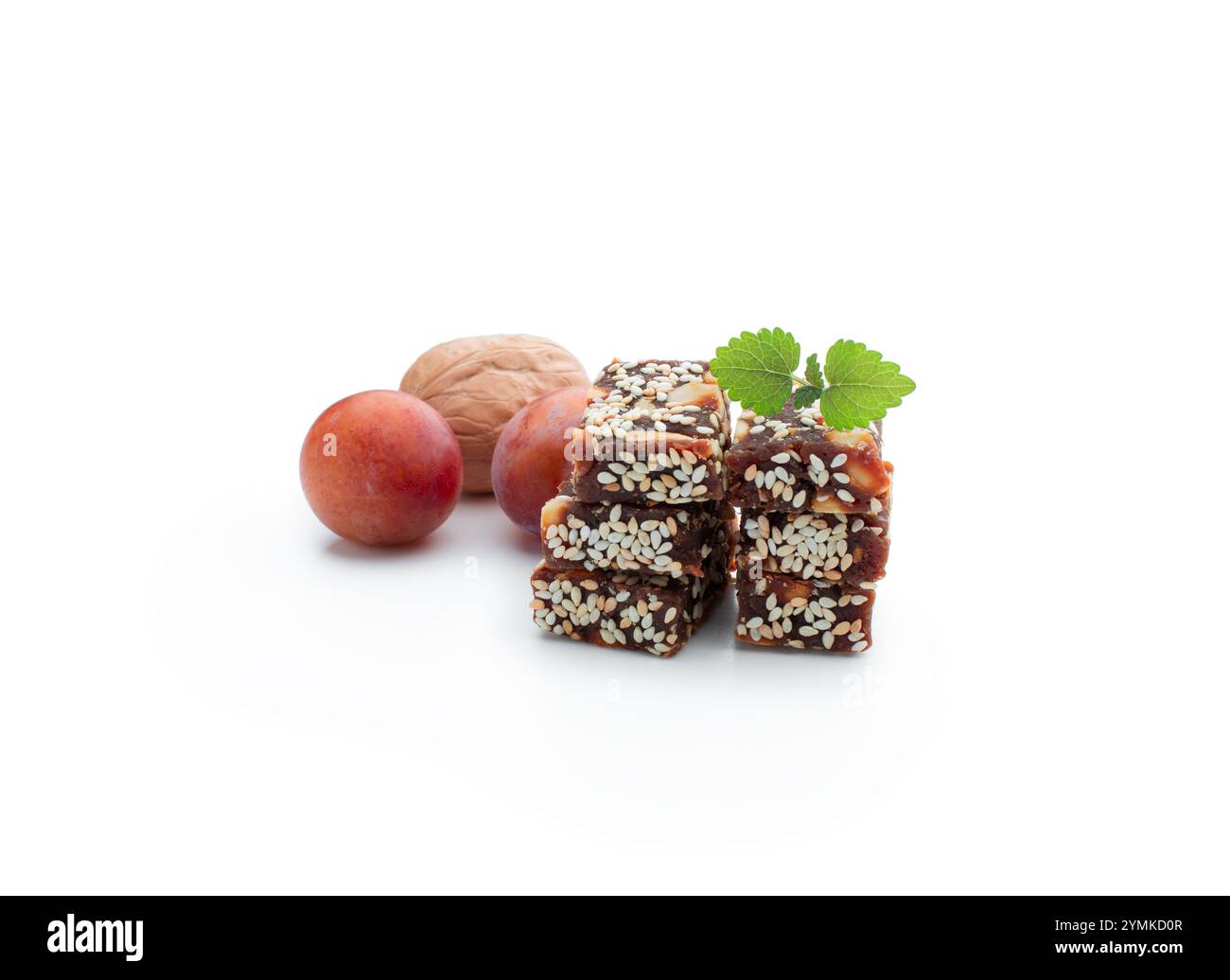Pastila de prunes et de noix maison isolée sur fond blanc Banque D'Images