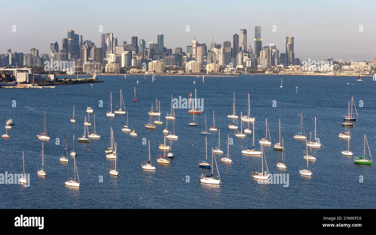 Melbourne Australie. La vue de la ville de Melbourne avec des bateaux à l'ancre de Williamstown. Banque D'Images