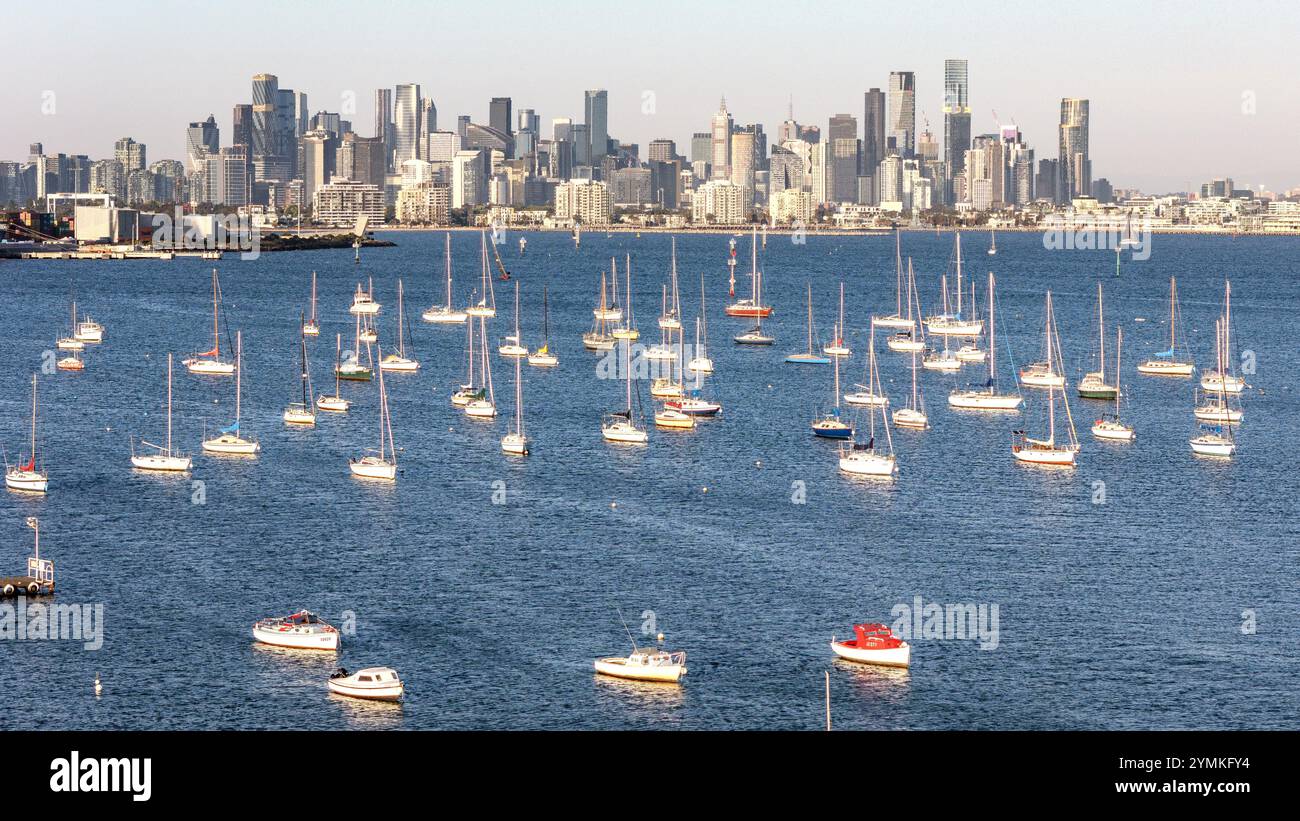 Melbourne Australie. La vue de la ville de Melbourne avec des bateaux à l'ancre de Williamstown. Banque D'Images