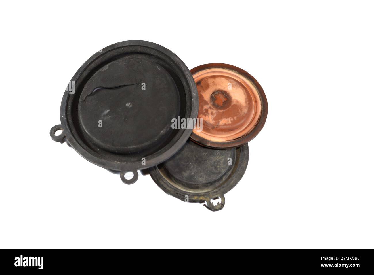 Chauffe-eau à gaz endommagé membranes de pression d'eau tampons en caoutchouc, soupapes de liaison de gaz cassées membranes tympaniques, entretien des appareils ménagers, fixation d'un Banque D'Images