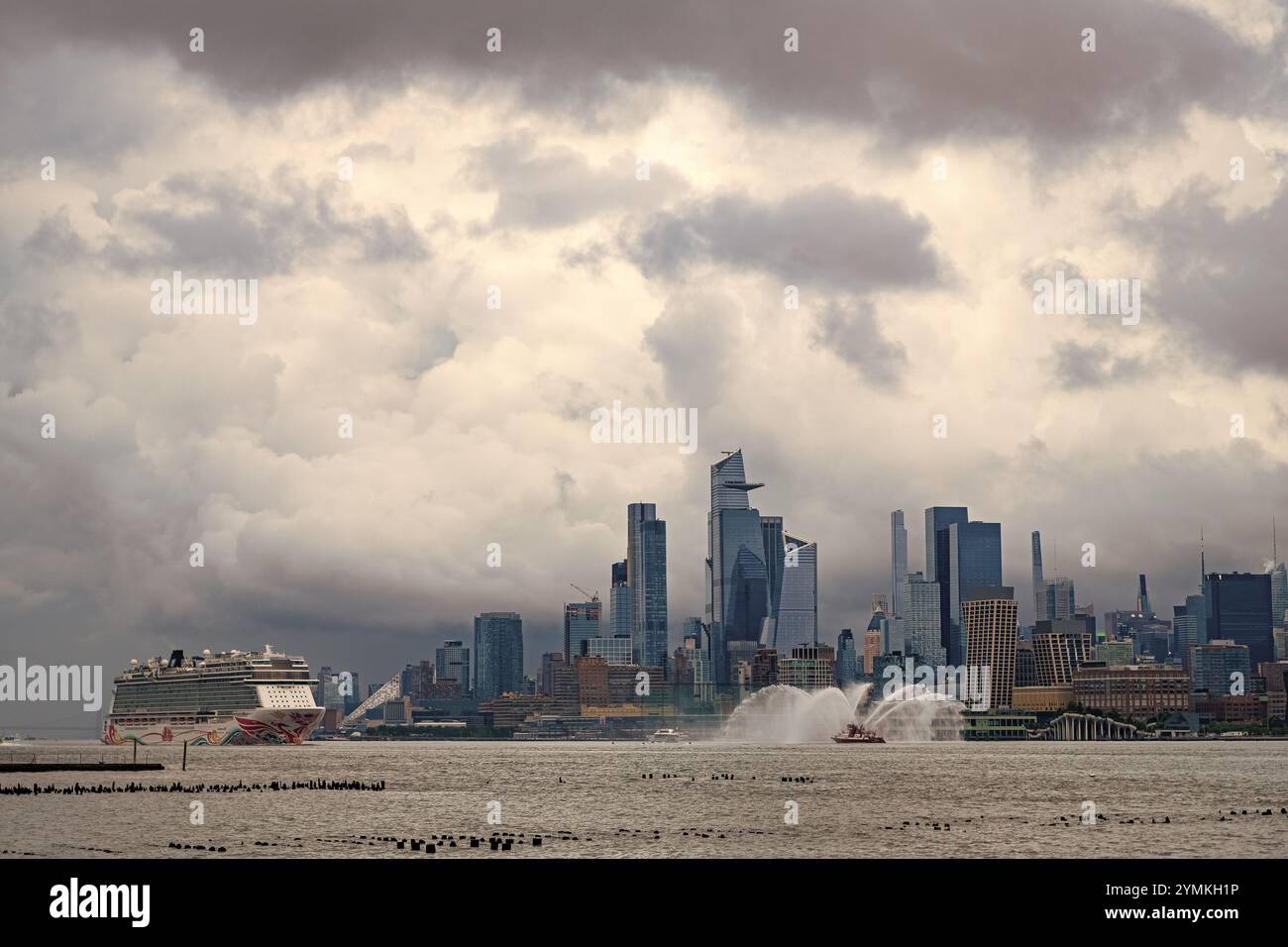 New York, USA - 11 juillet 2023 : bateau de croisière Norwegian Joy Sailing à côté de Manhattan à New York. Skyline de New York Manhattan croisière sur l'Hudson Banque D'Images