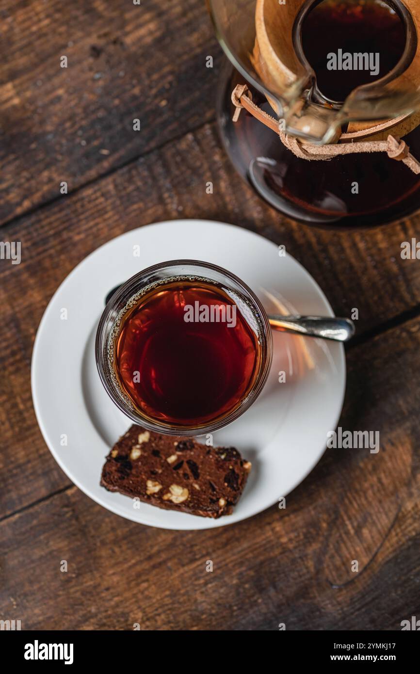 Le barista professionnel prépare le café en utilisant la méthode « verser ». Autres méthodes de préparation du café. Concept de café-restaurant Banque D'Images