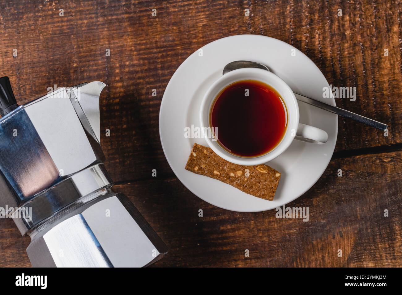 Vue de dessus de l'espresso infusé avec Moka pot sur la table en bois Banque D'Images
