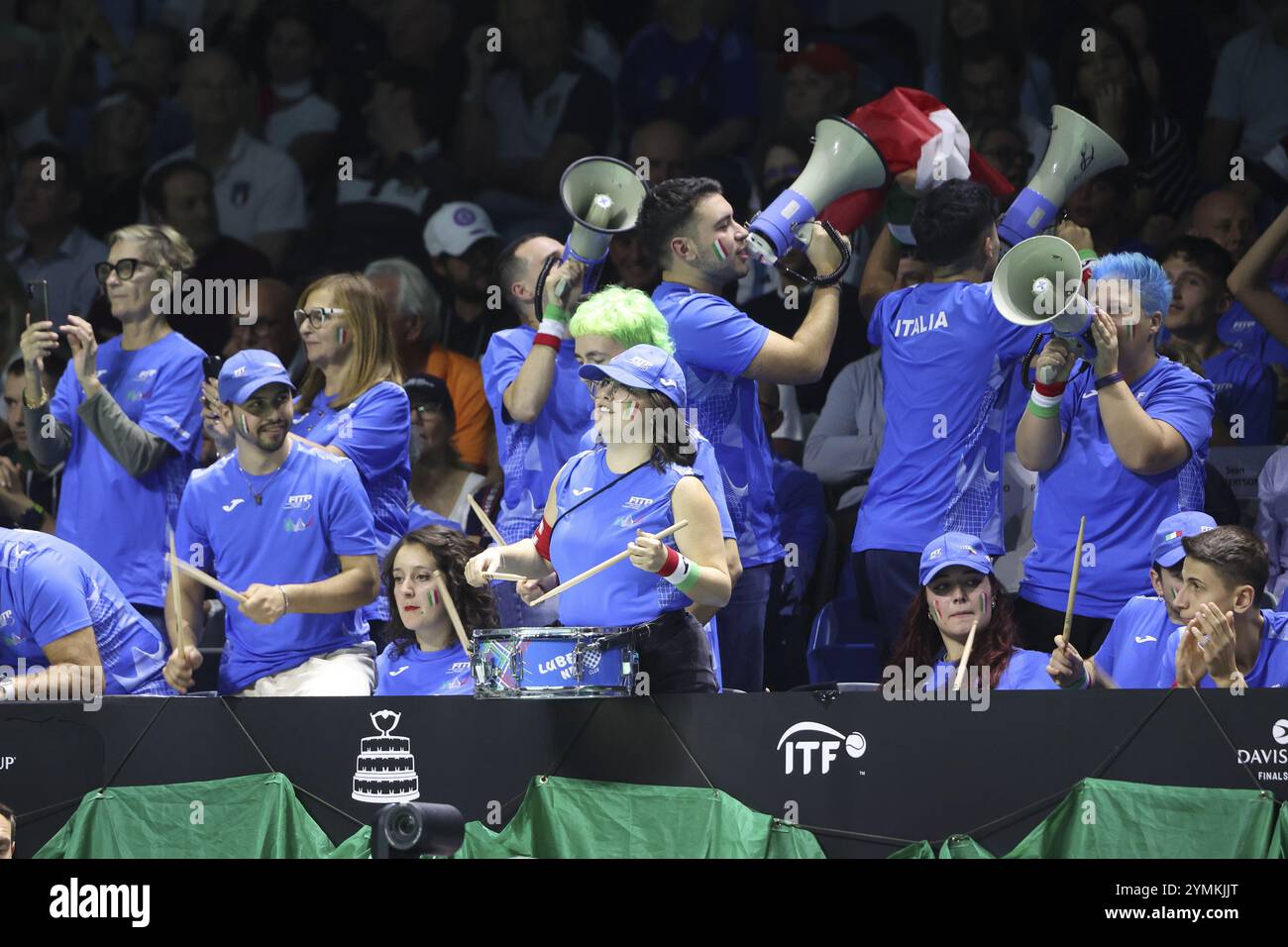 Les fans de l'Italie lors de la finale de la Coupe Davis 2024 quart de finale de tennis entre l'Italie et l'Argentine au Palacio de Deportes Jose Maria Martin Carpena le 21 novembre 2024 à Malaga, en Espagne Banque D'Images