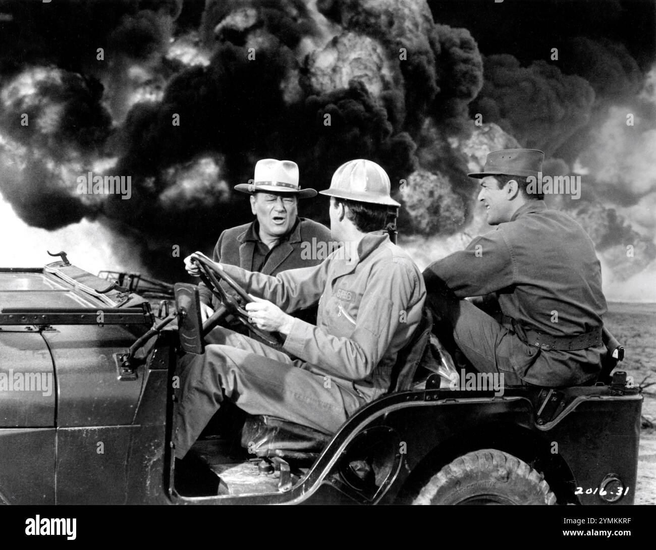 JOHN WAYNE JIM HUTTON et EDMUND HASHIM dans HELLFIGHTERS 1968 réalisateur ANDREW V. McLAGLEN scénario clair Huffaker musique Leonard Rosenman Universal Pictures Banque D'Images
