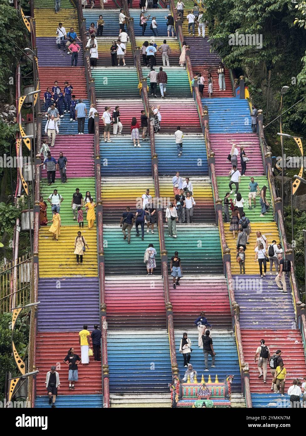 Kuala Lumpur, Malaisie. 22 novembre 2024. Les touristes et les habitants montent et descendent les 272 marches escarpées peintes colorées menant aux grottes de Batu. Situées à environ 15 kilomètres de Kuala Lumpur, les grottes de pierre, les grottes de Batu, sont probablement l'un des sites les plus intéressants et célèbres de Malaisie. Crédit : Peter Kneffel/dpa/Alamy Live News Banque D'Images