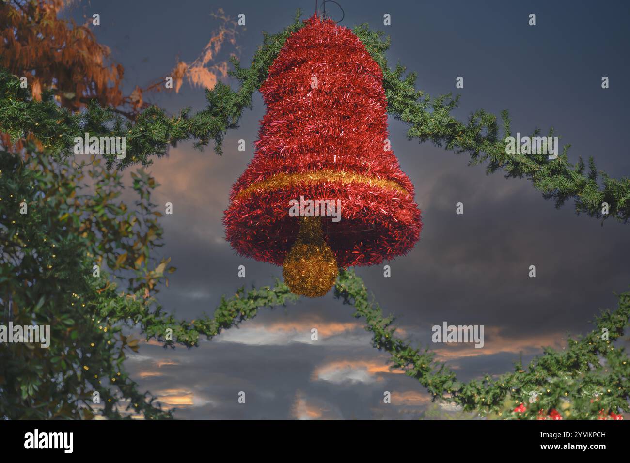 cloche de noël rouge suspendue dans le ciel Banque D'Images
