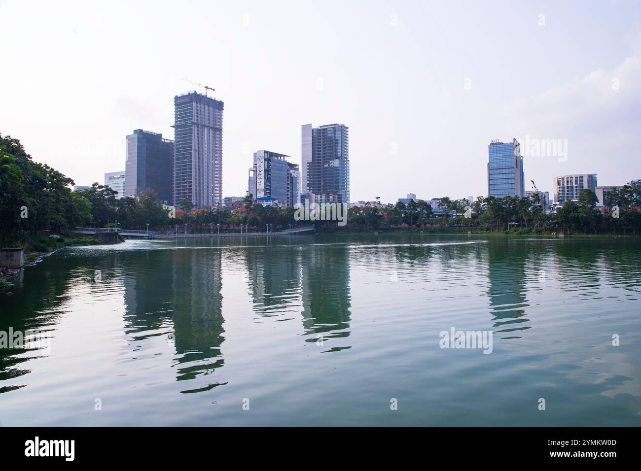 Skylark Building Reflection Hatirjheel Lake Water dans la ville de Dhaka au Bangladesh Banque D'Images