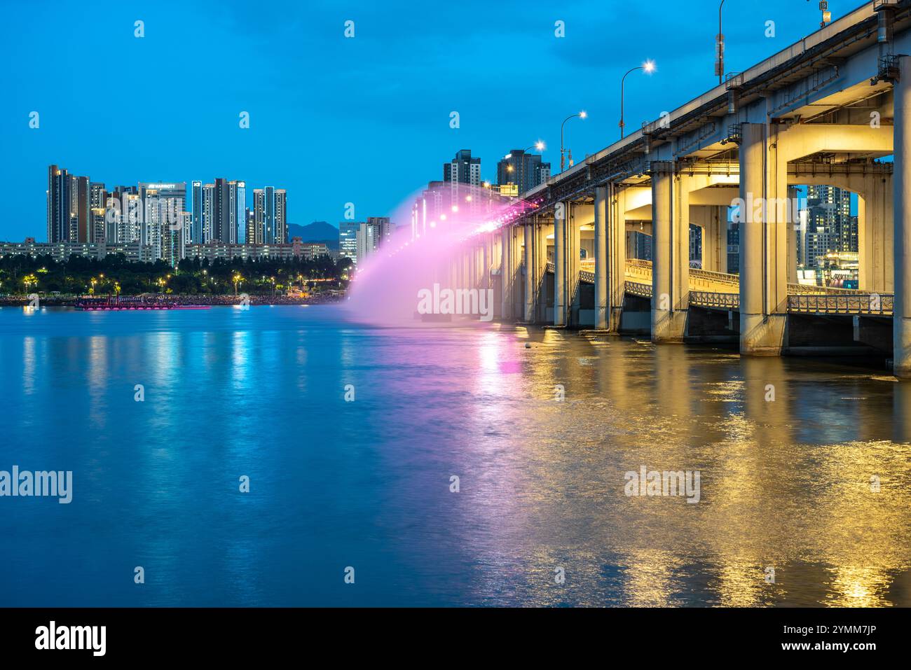 Pont Banpo fontaine arc-en-ciel au clair de lune sur la rivière Han à Séoul, capitale de la Corée du Sud, le 19 mai 2023 Banque D'Images