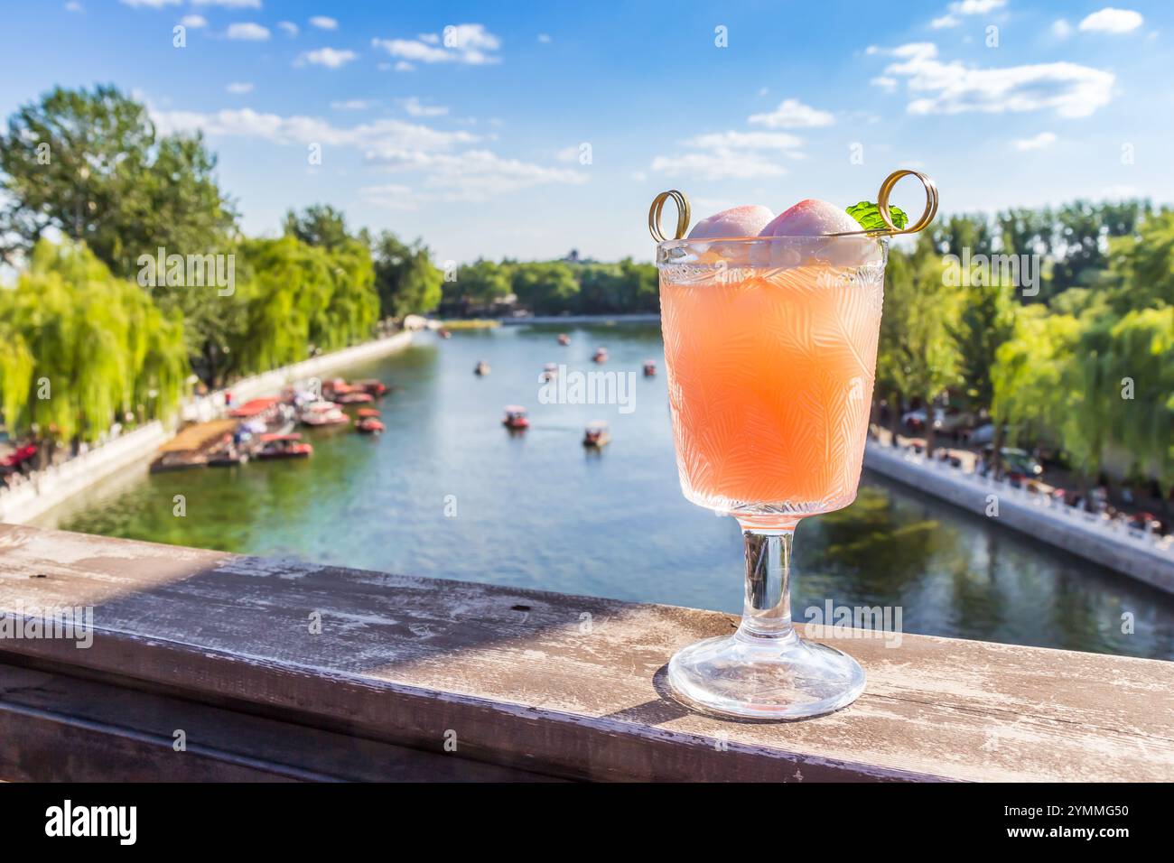 Cocktail en été avec le lac Qianhai sur le fond à Pékin, Chine Banque D'Images