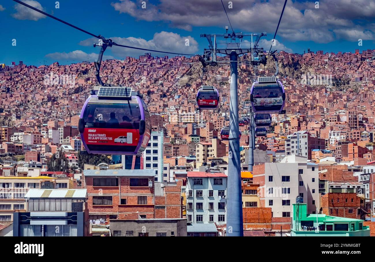 Les téléphériques modernes transportent des passagers au-dessus du paysage urbain tentaculaire de la paz, en bolivie, offrant une perspective urbaine unique Banque D'Images