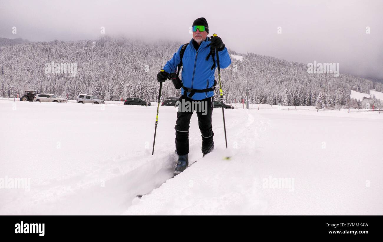 Die intensiven Schneefälle der vergangenen 12 Stunden sind Geschichte. für Mitte November gab es in Süddeutschland seit langem wieder viel Neuschnee. 40 - 50 cm Neuschnee in nur 12 Stunden ist für das Allgäu nicht unüblich, nach den vergangenen Mildwintern dennoch bemerkenswert. für die Mitarbeiter eines Autohauses in Immenstadt i. Allgäu begann der Arbeitstag mit einem Kraftakt. Dutzende Autos galt es vom Schnee zu befreien. Zu zweit waren die Mitarbeiter mehrere Stunden damit beschäftigt, die Neuwagen wieder vom Schnee zu befreien. Schließlich wollen Kunden die Neuwagen bestaunen. IM Bahnver Banque D'Images