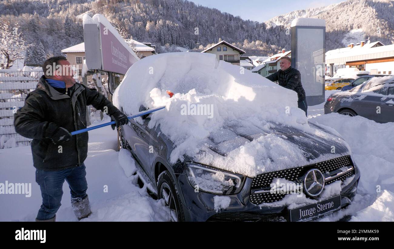 Die intensiven Schneefälle der vergangenen 12 Stunden sind Geschichte. für Mitte November gab es in Süddeutschland seit langem wieder viel Neuschnee. 40 - 50 cm Neuschnee in nur 12 Stunden ist für das Allgäu nicht unüblich, nach den vergangenen Mildwintern dennoch bemerkenswert. für die Mitarbeiter eines Autohauses in Immenstadt i. Allgäu begann der Arbeitstag mit einem Kraftakt. Dutzende Autos galt es vom Schnee zu befreien. Zu zweit waren die Mitarbeiter mehrere Stunden damit beschäftigt, die Neuwagen wieder vom Schnee zu befreien. Schließlich wollen Kunden die Neuwagen bestaunen. IM Bahnver Banque D'Images