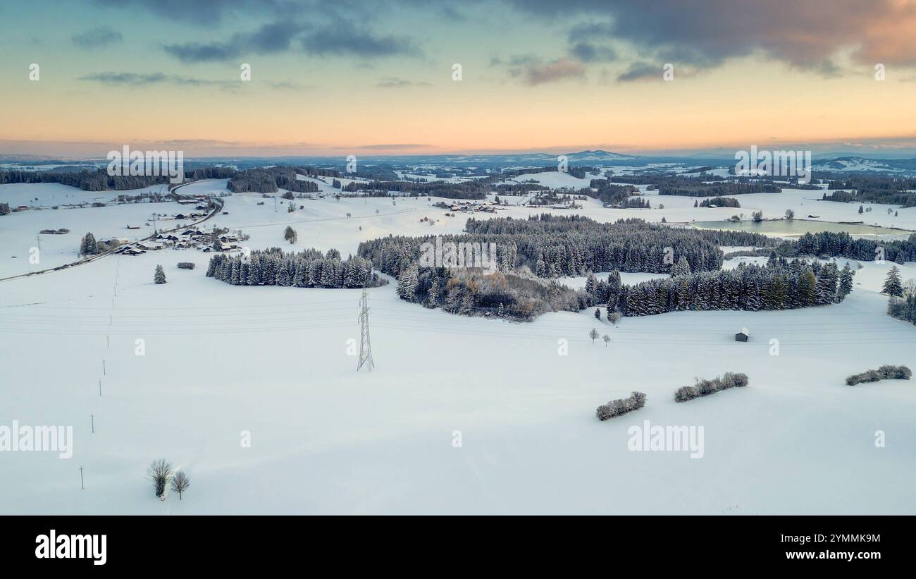 Die intensiven Schneefälle der vergangenen 12 Stunden sind Geschichte. für Mitte November gab es in Süddeutschland seit langem wieder viel Neuschnee. 40 - 50 cm Neuschnee in nur 12 Stunden ist für das Allgäu nicht unüblich, nach den vergangenen Mildwintern dennoch bemerkenswert. für die Mitarbeiter eines Autohauses in Immenstadt i. Allgäu begann der Arbeitstag mit einem Kraftakt. Dutzende Autos galt es vom Schnee zu befreien. Zu zweit waren die Mitarbeiter mehrere Stunden damit beschäftigt, die Neuwagen wieder vom Schnee zu befreien. Schließlich wollen Kunden die Neuwagen bestaunen. IM Bahnver Banque D'Images