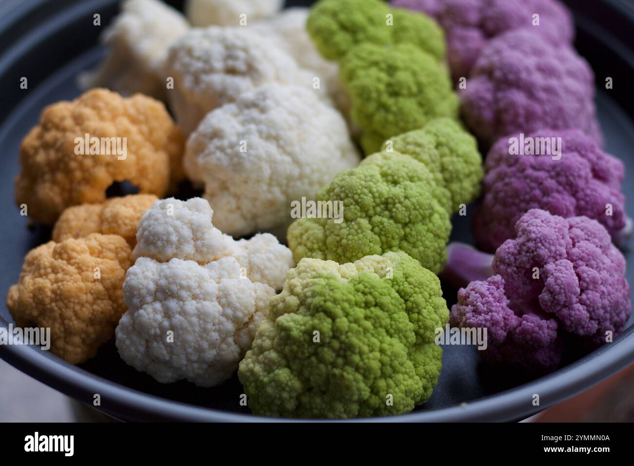 quatre couleurs de choux-fleurs dans un plateau Banque D'Images