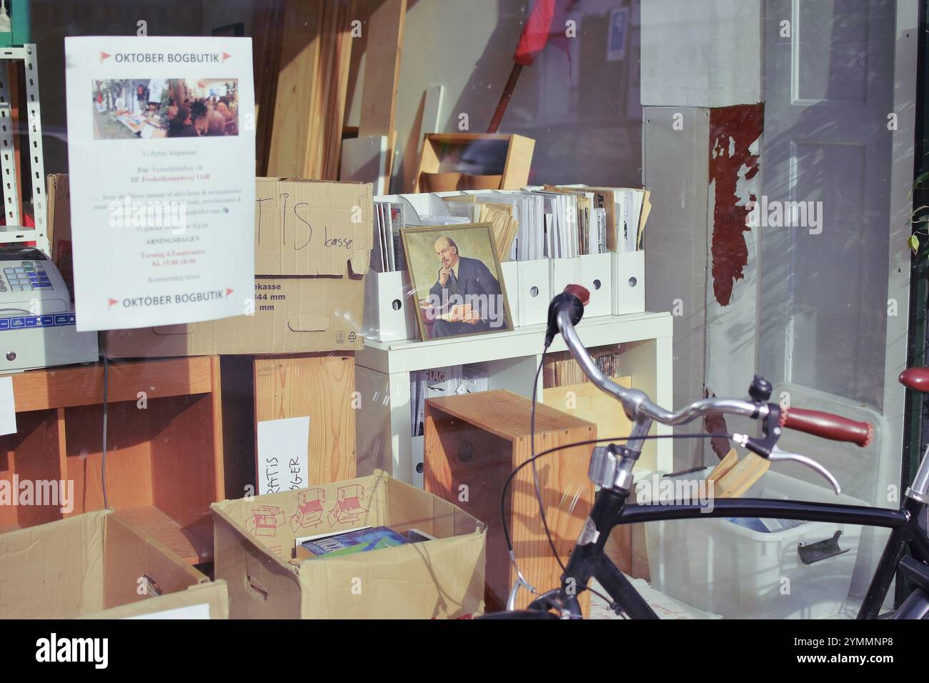 Copenhague, Danemark. 22 novembre 2024. Portrait peint de Lénine dans une petite boutique à Copenhague, Danemark. Banque D'Images
