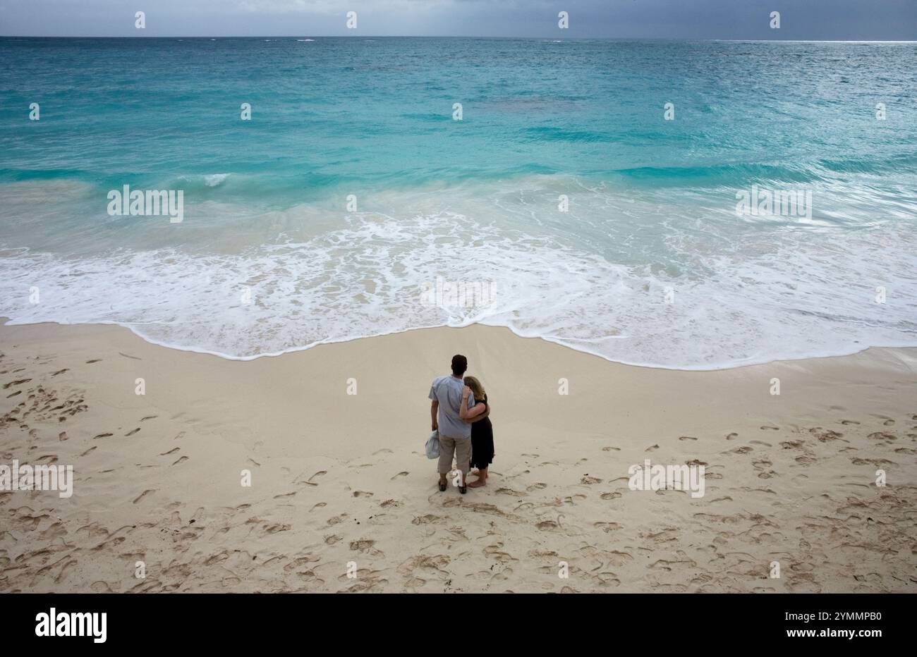 Un couple donne sur la mer des caraïbes depuis une plage le long de la Riviera Maya à Tulum, dans la péninsule du Yucatan au Mexique Banque D'Images Un couple donne sur la mer des caraïbes depuis une plage le long de la Riviera Maya à Tulum, dans la péninsule du Yucatan au Mexique Banque D'Images