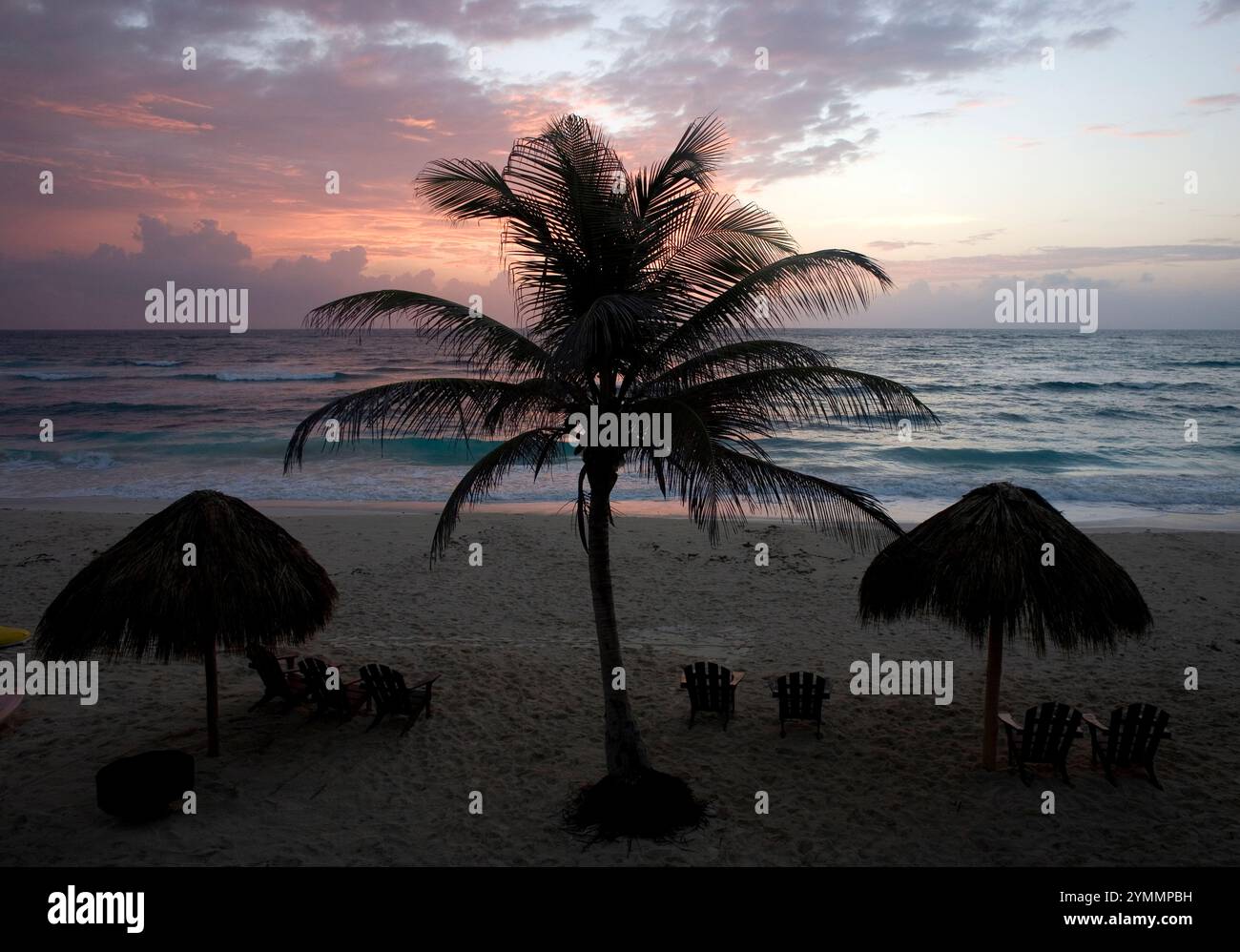 Le soleil se lève dans la Riviera Maya au large de la mer des Caraïbes à Tulum, Mexique, péninsule du Yucatan Banque D'Images Le soleil se lève dans la Riviera Maya au large de la mer des Caraïbes à Tulum, Mexique, péninsule du Yucatan Banque D'Images