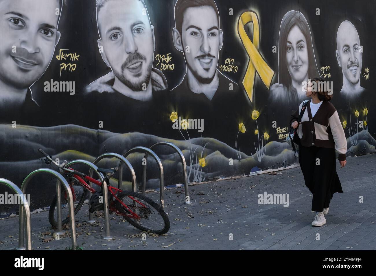 Jérusalem, Israël. 22 novembre 2024. Une immense fresque murale de l’artiste israélien Benzi Brofman montre les portraits de sept habitants enlevés de la région de Jérusalem devant des dizaines de milliers de passagers quotidiens passant par la gare Yitzhak Navon, la gare routière centrale et le métro léger de Jérusalem. Sont exposés des portraits d'Avinathan Or, Elia Cohen, Eitan Mor, Karina Ariev, ROM Breslavsky, Elkana Bohbot et feu Uriel Baruch, alors que 101 otages israéliens restent en captivité par le Hamas à Gaza, maintenant 412 jours. Crédit : NIR Alon/Alamy Live News Banque D'Images