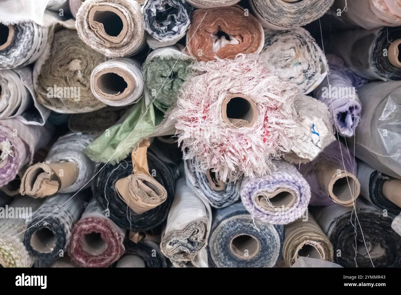 Pile de variété de tissu sur des rouleaux en vue rapprochée. Banque D'Images