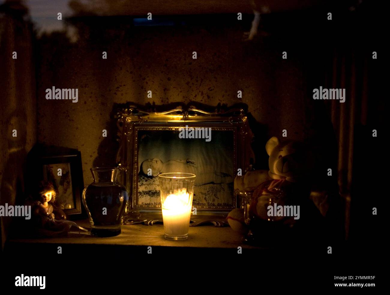 Une photographie d'un enfant décédé décore sa tombe décorée pendant le jour des morts. Banque D'Images