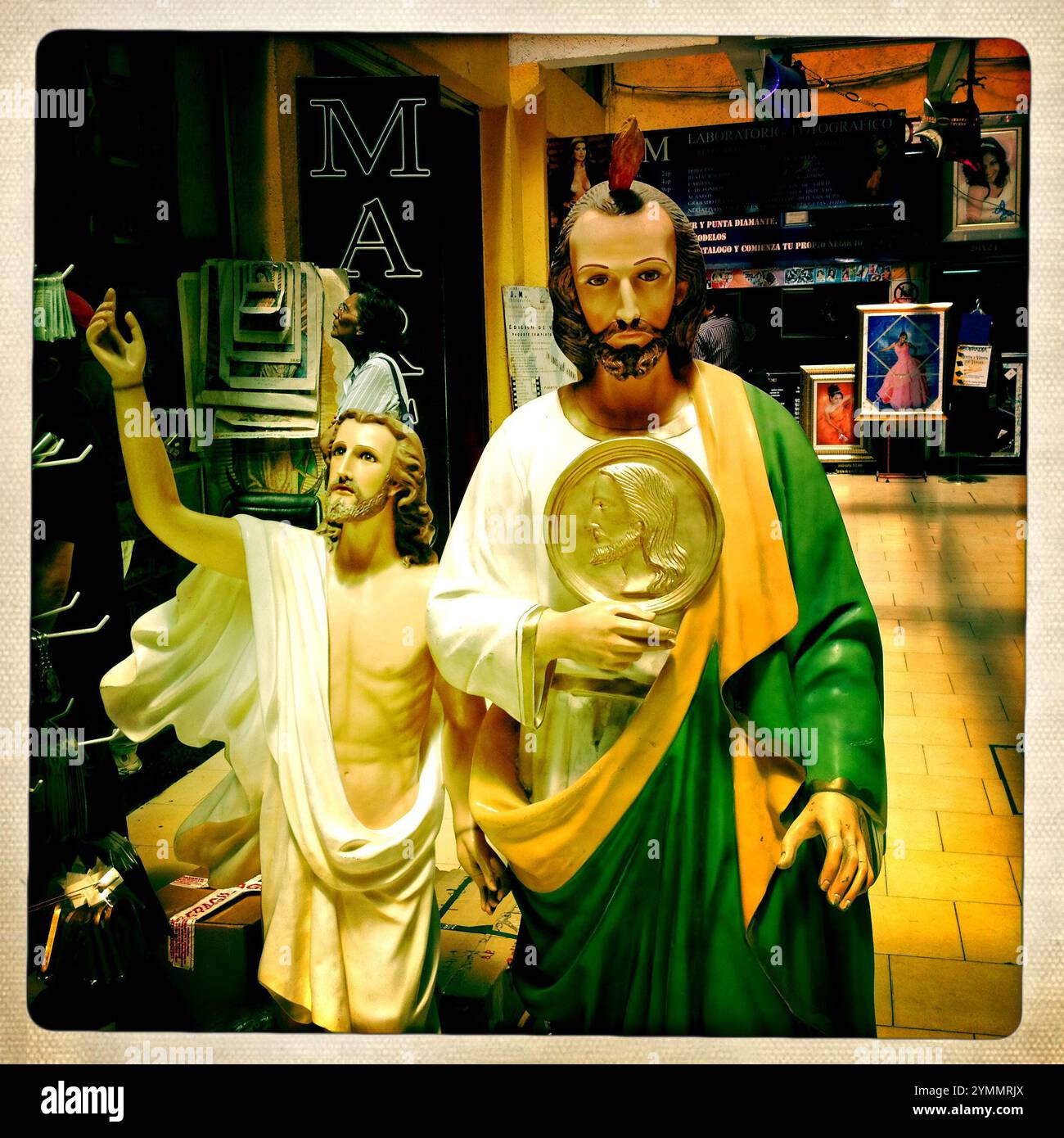 Sculptures of Jesus Christ Resurrected, Left, and composé Jude Thaddeus, Right, Decorate a shop in Mexico City, March 13, 2012.VEUILLEZ NOTER : cette image fait partie du myPhone Col d'Aurora Banque D'Images Sculptures of Jesus Christ Resurrected, Left, and composé Jude Thaddeus, Right, Decorate a shop in Mexico City, March 13, 2012.VEUILLEZ NOTER : cette image fait partie du myPhone Col d'Aurora Banque D'Images