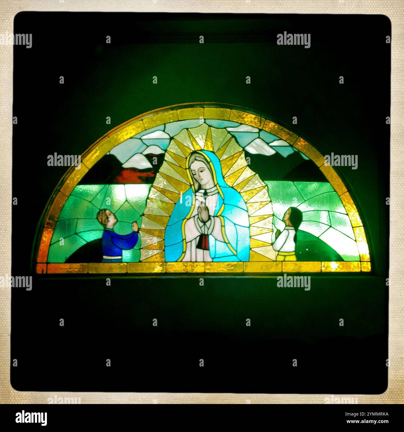 Un vitrail à l'image de notre-Dame de Guadalupe orne la chapelle de la Fondation San Judas Tadeo, Roma Norte, Mexico, 21 mars 2012.VEUILLEZ NOTER : ceci Banque D'Images Un vitrail à l'image de notre-Dame de Guadalupe orne la chapelle de la Fondation San Judas Tadeo, Roma Norte, Mexico, 21 mars 2012.VEUILLEZ NOTER : ceci Banque D'Images