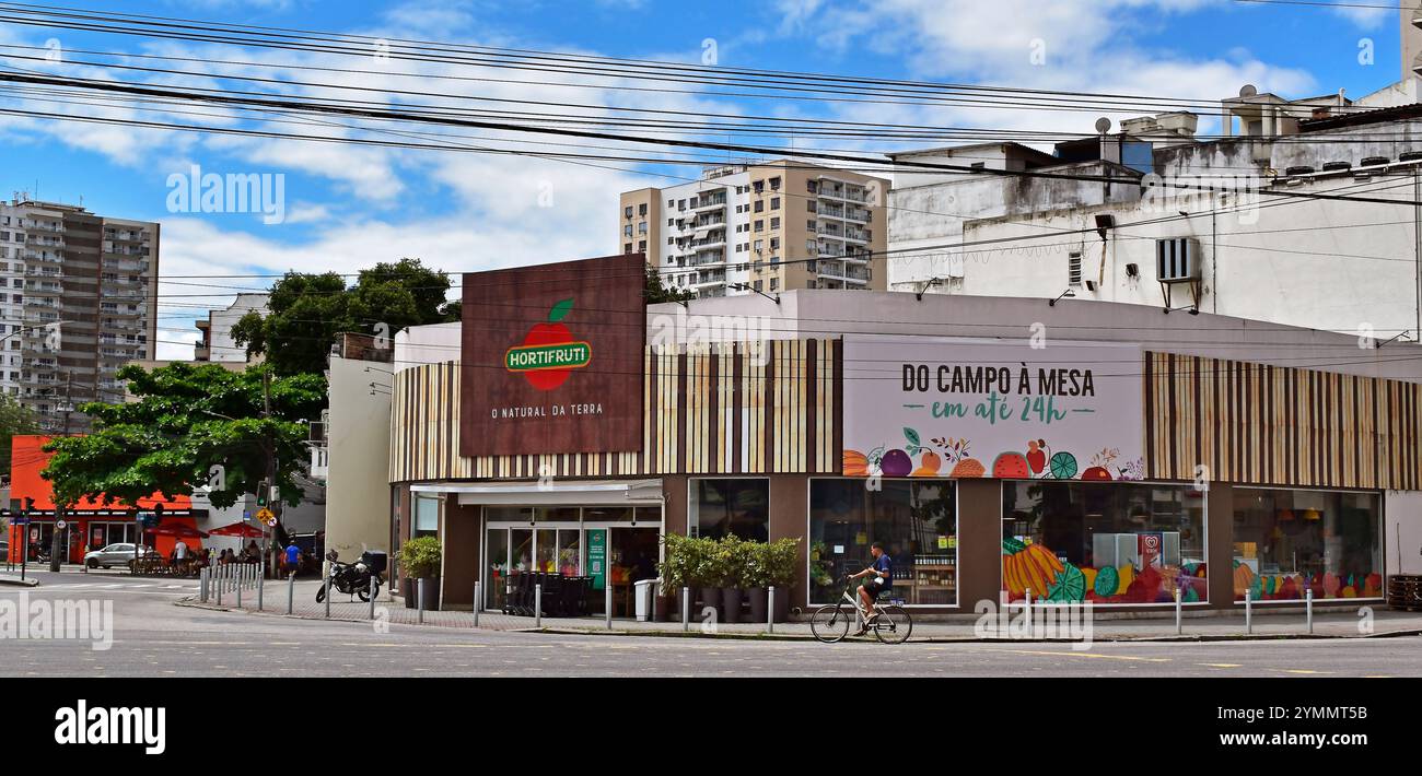 RIO DE JANEIRO, BRÉSIL - 17 novembre 2024 : marché de fruits et légumes dans le quartier de Tijuca Banque D'Images