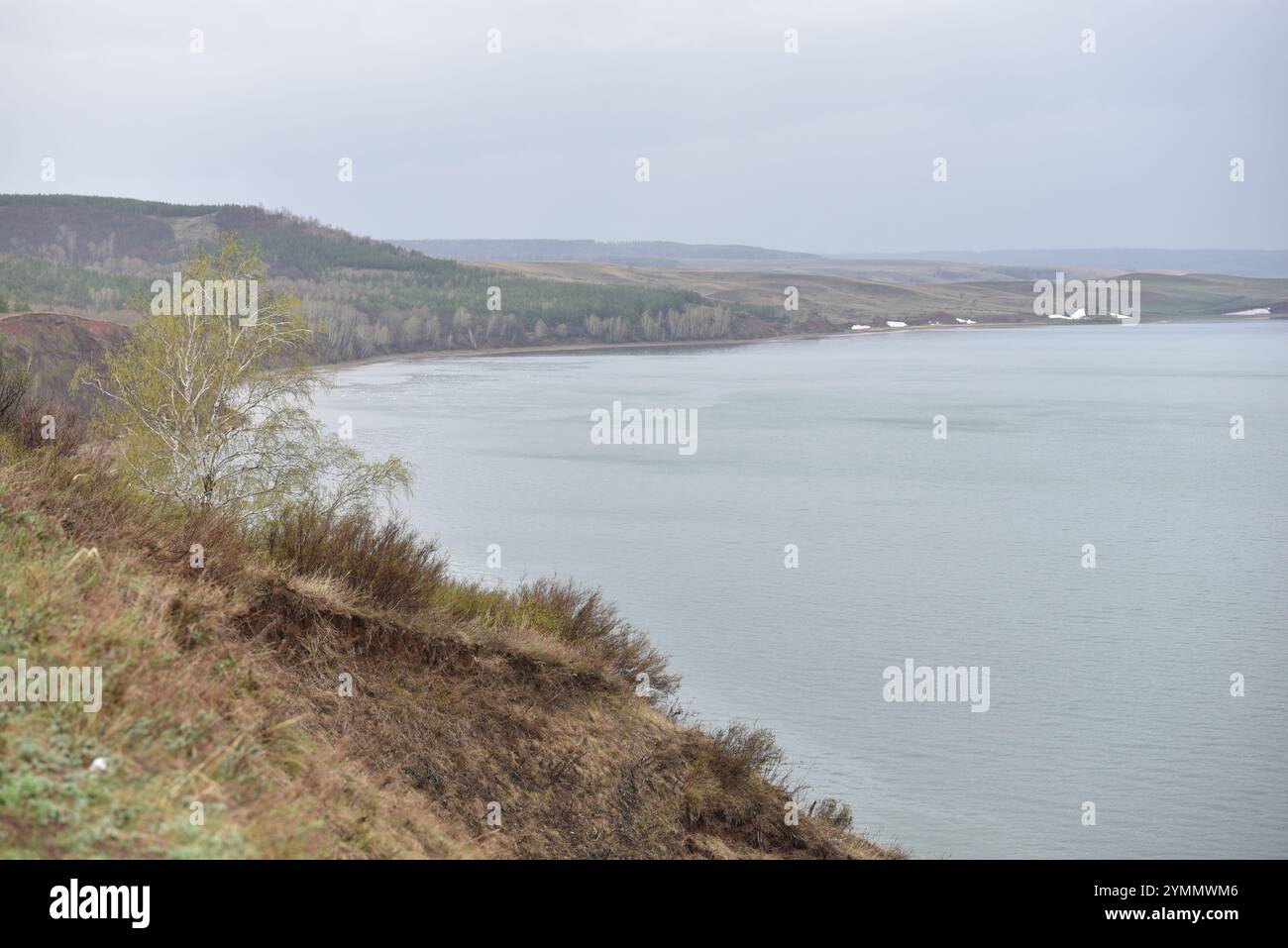 Paysage fluvial paisible dans une région éloignée par temps couvert Banque D'Images