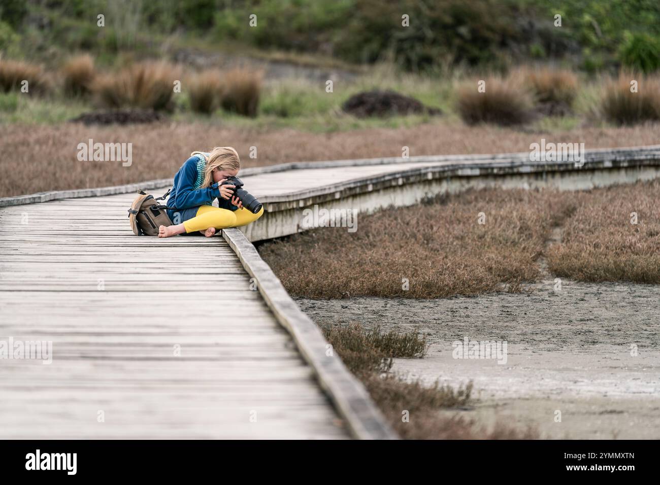 Adolescent apprenant la photographie prendre des photos de la nature Banque D'Images